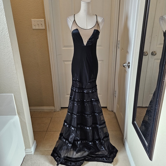 Max Azria Couture Black Illusion Mermaid Gown – Elegant Evening Statement - Picture 5 of 16